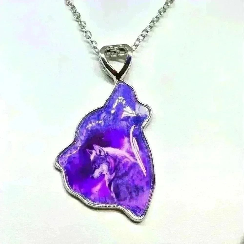 NWOT Exquisite Wolf Necklace
